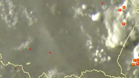 Wyładowania atmosferyczne oznaczono plusami