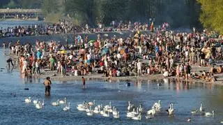 Mieszkańcy Monachium wylegli nad Izarę