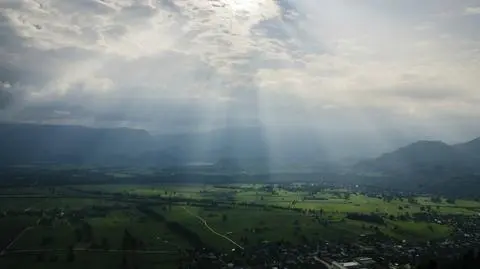 Prognoza pogody na dziś: deszczowe i burzowe chmury zbiorą się nad Polską