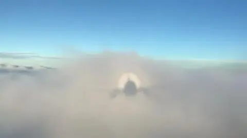 "Dogonił" swój cień na chmurach