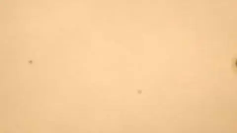 Plama na słońcu w obiektywie aparatu