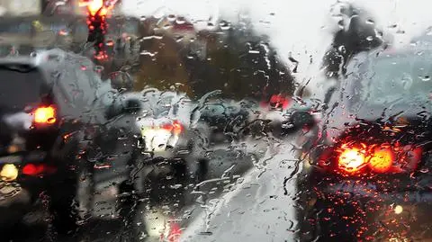 Kierowcy powinni uważać na deszcz i burze