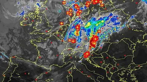 Na południową granicę Polski nachodzi oznaczona kolorem czerwonym strefa deszczu i burz