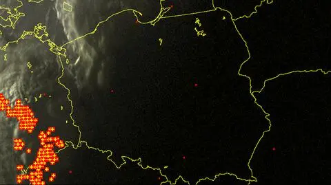 Wyładowania atmosferyczne oznaczono plusami