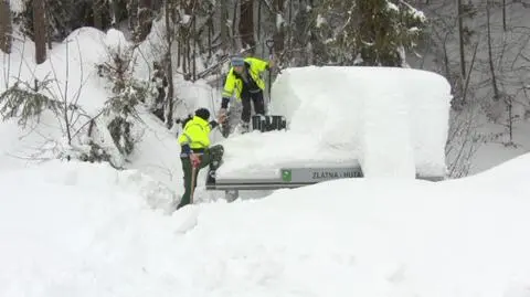 Przystanki zasypane po dach, domy odcięte od świata. "Warunki są drastyczne"