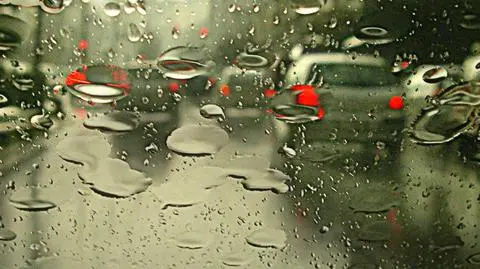 Ograniczona widzialność i silne porywy. Na drogach będzie niebezpiecznie