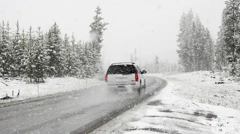 Niebezpiecznie na południu Polski. Ślisko, a do tego śnieg i silny mróz
