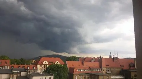 Burze i deszcze pojawią się w  całym kraju
