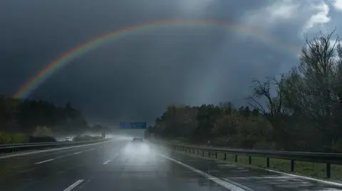 Burze utrudnią jazdę w prawie całym kraju