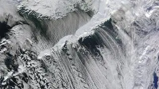 Wzory z chmur nad Aleutami