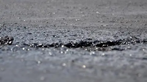 Droga w Witnicy znowu się "spociła". Asfalt lepił się do opon