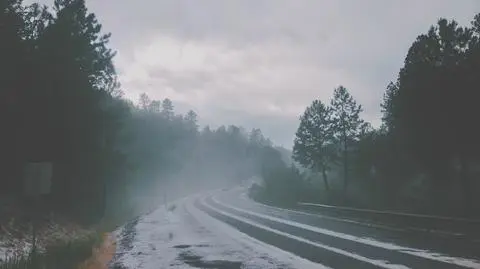 Uwaga, miejscami drogi mogą być śliskie