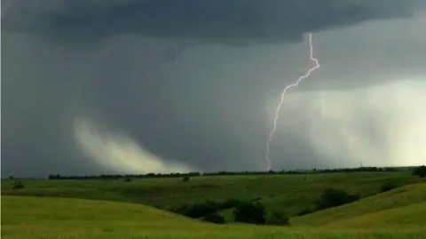 Chłodny front nad Polską. Sprawdź, gdzie może zagrzmieć