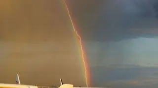 Miłośnik lotnictwa uchwycił moment uderzenia piorunu w samolot