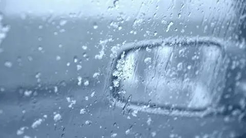 Mokro i ślisko na północy. Uważajcie na drogach!