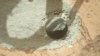 Dziura pozostawiona przez Curiosity