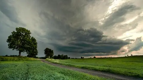 W niedzielę nad Polską zawisną burzowe chmury
