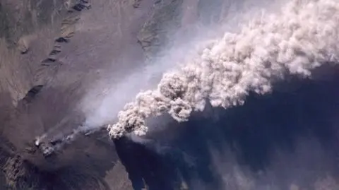 Etna wypluła lawę, żużel i bomby wulkaniczne