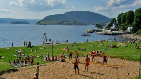 Do Norwegii dotarło lato. Eksplozja kolorów na wybrzeżu