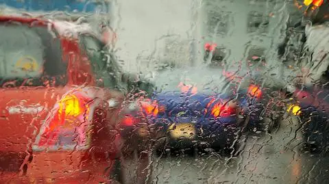 Warunki jazdy mogą być utrudnione z powodu opadów i silnego wiatru