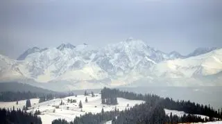 W Tatrach schodzą lawiny. Jest niebezpiecznie
