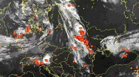 Burze w Polsce o godz. 22:30 - wyładowania atmosferyczne zaznaczone są plusami 