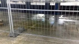 Kałuże na peronach Dworca Centralnego