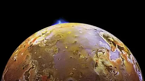 Zdjęcie erupcji wulkanu Tvashtar na księżycu Io w oku kamery panchromatycznej LORRI (Long Range Reconnaissance Imager)