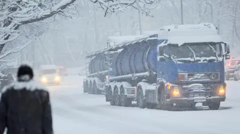 Śnieg utrudnia jazdę w całym kraju. Na filmie sytuacja pogodowa na wrocławskich drogach