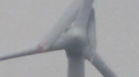 Podmuch złamał wiatrak na Wybrzeżu
