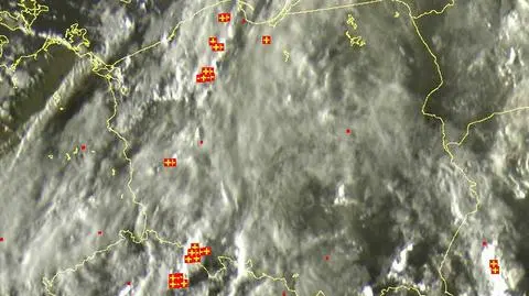 Wyładowania atmosferyczne (oznaczona krzyżykami) nad terytorium Polski o godz. 17.55