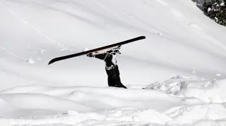 Padający non stop śnieg tworzy niebezpieczne zaspy