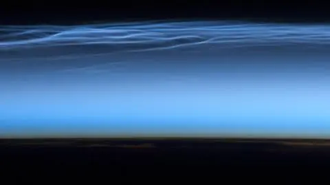 Obłoki srebrzyste widziane z orbity nad Wyżyną Tybetańską 