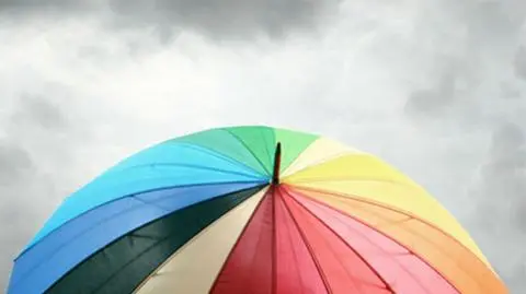 Świeci słońce, będzie mokro. Bierzecie parasol?