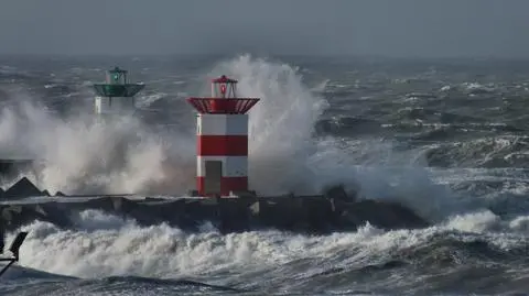 Sztorm Karolina w Wielkiej Brytanii. Brak prądu, utrudnienia komunikacyjne