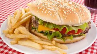 Kęs smakowitego hamburgera skróci życie?