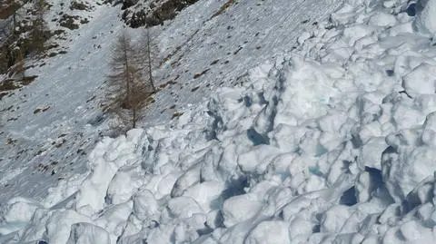 Zbocze górskie po zejściu lawiny