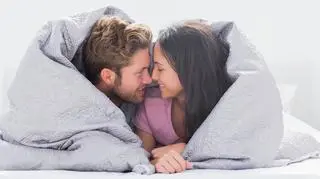 Para leżąca w łóżku