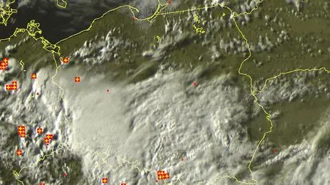 Wyładowania atmosferyczne oznaczono plusami (godz. 19.00)