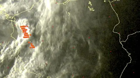 Wyładowania atmosferyczne oznaczono plusami