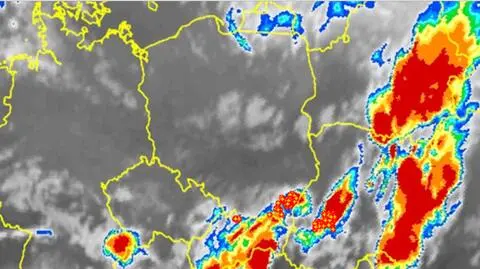 Wyładowania atmosferyczne oznaczono plusami