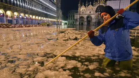 Wszelkie mokre plagi spadły na Wenecję. Przybrała woda, spadł śnieg