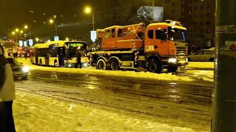 Aktualnie czytasz: Śliskie drogi i zawieje. Uważaj za kierownicą