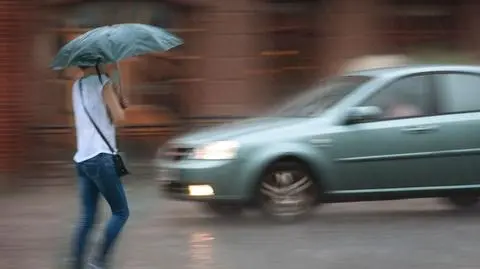 Uwaga na drogach. Deszcz i burze mogą zakłócać jazdę