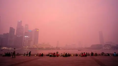 Mieszkańcy Singapuru dławią się dymem. Czuć zapach spalonego drewna