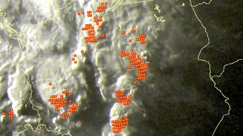 Wyładowania atmosferyczne oznaczono plusami