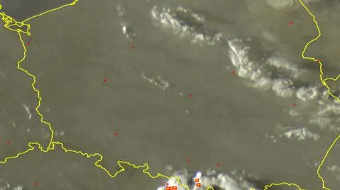 Wyładowania atmosferyczne oznaczono plusami