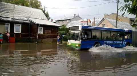 "Płynący" autobus w Białymstoku. Interwencje po burzy
