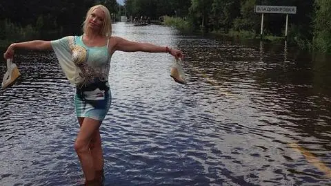 Uśmiechnięta balerina, a w tle dramat powodzian