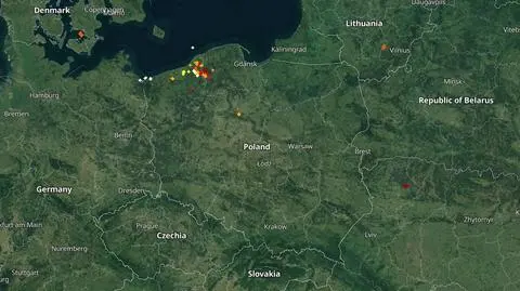 Wyładowania atmosferyczne oznaczono plusami